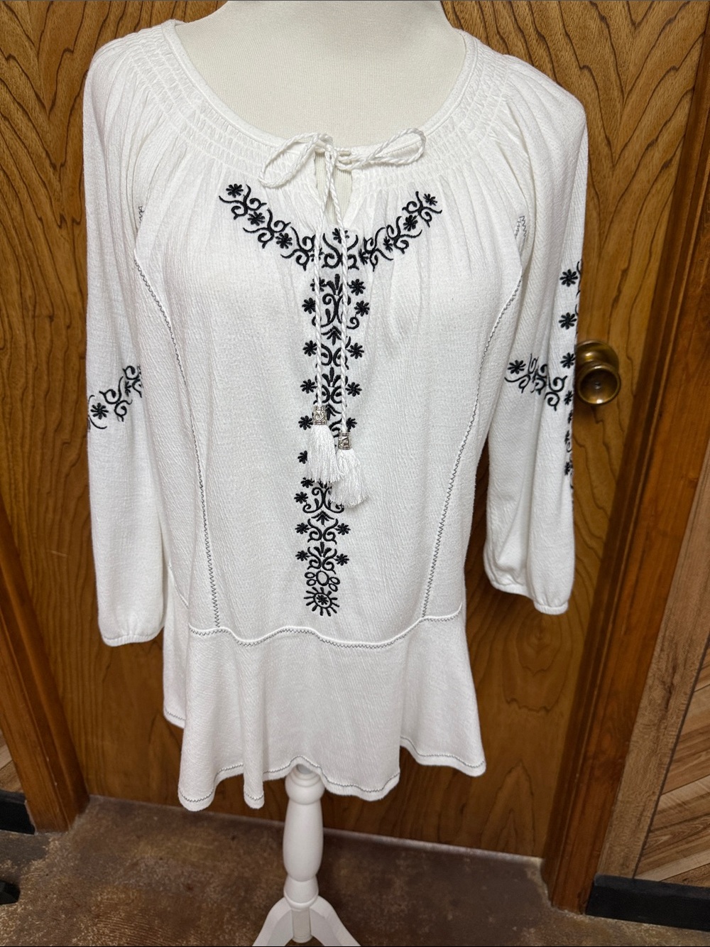 Women’s White Embroidered Peasant Top - Unknown Brand